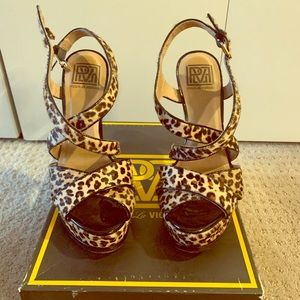 Leopard print Pour la Victoire stilettos.
